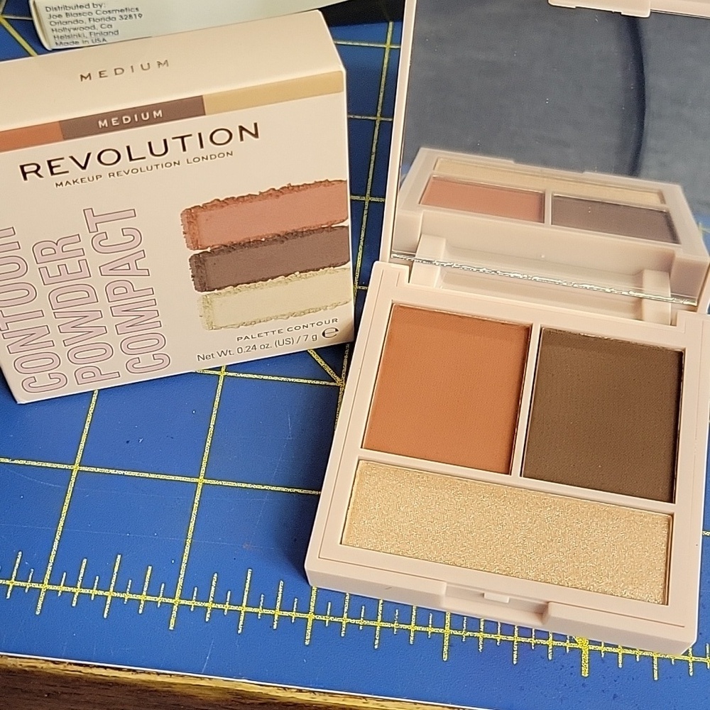 Makeup Revolution Contour Powder Compact New In Box - Medium